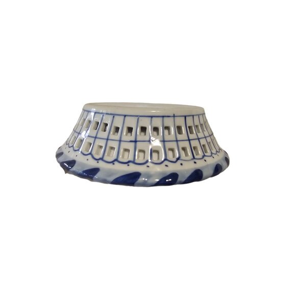 Chinese Porcelain Fruit Bowl "Fall Harvest" Basket Weave Lattice Design Blue & W - Picture 2 of 5